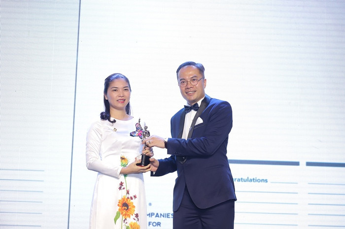 Bà Trần Thị Mỹ Hạnh - Phó TGĐ Tập đoàn Sun Group đại diện nhận giải thưởng Top 50 doanh nghiệp có môi trường làm việc tốt nhất châu Á 2019 từ ông Will. Bà Trần Thị Mỹ Hạnh - Phó TGĐ Tập đoàn Sun Group đại diện nhận giải thưởng Top 50 doanh nghiệp có môi trường làm việc tốt nhất châu Á 2019 từ ông Will.