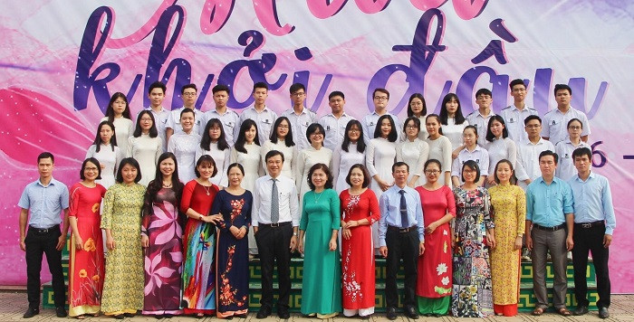 Cô Thủy (áo tân thời đứng thứ tư hàng đầu, tính từ bên phải) cùng tập thể thầy cô chụp ảnh lưu niệm với học sinh lớp 12 Pháp (k26), Chuyên Bắc Giang. Ảnh: PA Cô Thủy (áo tân thời đứng thứ tư hàng đầu, tính từ bên phải) cùng tập thể thầy cô chụp ảnh lưu niệm với học sinh lớp 12 Pháp (k26), Chuyên Bắc Giang. Ảnh: PA