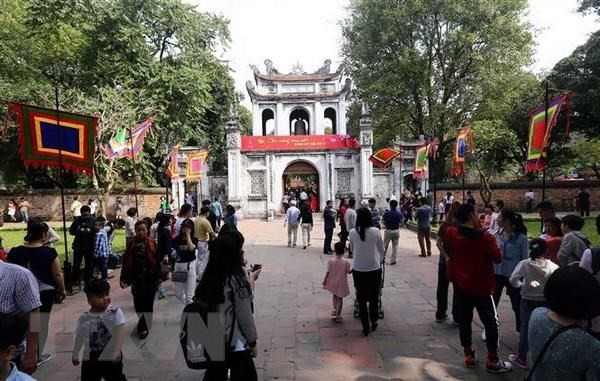 Du khách tham quan Văn Miếu Quốc Tử Giám. (Ảnh minh họa: TTXVN) Du khách tham quan Văn Miếu Quốc Tử Giám. (Ảnh minh họa: TTXVN)