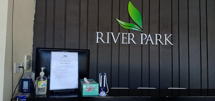 Dung dịch diệt khuẩn và hướng dẫn sử dụng được trang bị đầy đủ tại khu vực công cộng của khu nhà phố Rio Vista và River Park (phường Phước Long B, Quận 9, Thành phố Hồ Chí Minh).