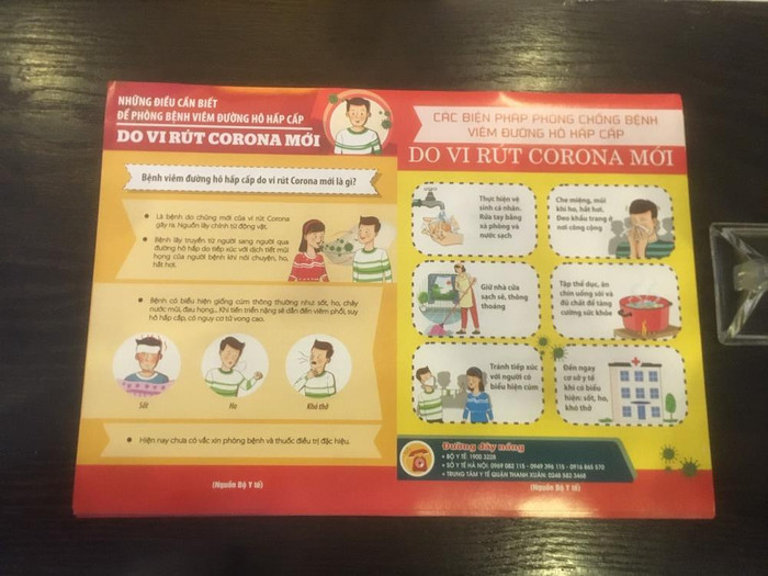 Tờ rơi được phát đến cư dân và khách hàng ra vào các tòa nhà.