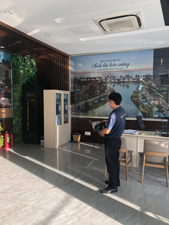 Bên cạnh đó để đảm bảo an toàn vệ sinh, MIKGroup còn cho triển khai đồng loạt việc phun khử trùng tại các văn phòng làm việc, dự án, nhà mẫu,…