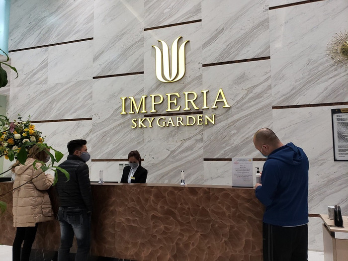 Ban quản lý chung cư Imperia Sky Garden (Minh Khai, quận Hai Bà Trưng) yêu cầu cư dân, khách vào tòa nhà phải đeo khẩu trang, rửa tay bằng nước rửa tay khô trước khi bấm thang máy.