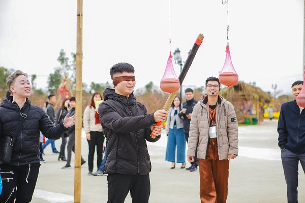 Giữa đô thị hiện đại với guồng quay cuộc sống hối hả, khách tham quan vẫn có thể tìm về với các giá trị truyền thống và nguồn cội, được sống lại ký ức tuổi thơ thông qua các trò chơi dân gian thú vị.