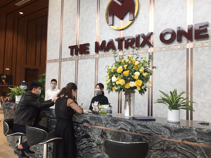 Khu vực quầy lễ tân của khu nhà mẫu dự án The Matrix One (đường Lê Quang Đạo, quận Nam Từ Liêm, Hà Nội), bộ phận lễ tân tiếp đón và khàng hàng được yêu cầu đeo khẩu trang và sử dựng cồn sát khuẩn được đặt tại quầy lễ tân.