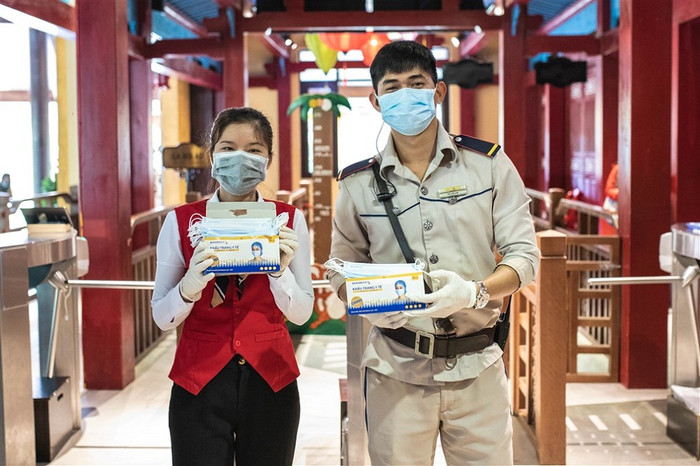 Nhân viên khu du lịch Sun World Ba Na Hills thực hiện phòng chống dịch Covid-19. Nhân viên khu du lịch Sun World Ba Na Hills thực hiện phòng chống dịch Covid-19.