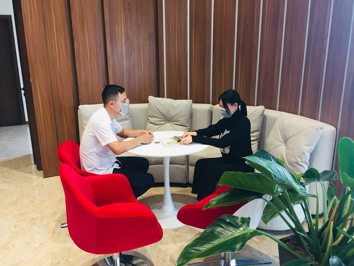 Khuyến cáo đeo khẩu trang khi tiếp xúc, làm việc với khách hàng.