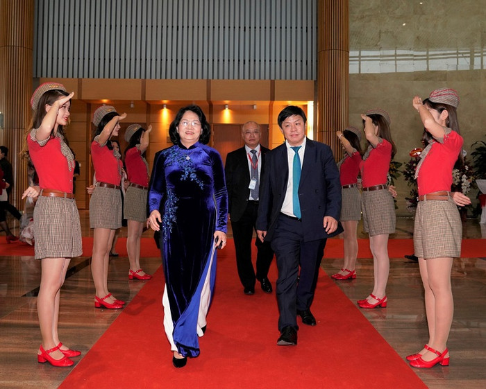 Cán bộ nhân viên Vietjet thực hiện nghi thức đón Phó Chủ tịch nước Đặng Thị Ngọc Thịnh tham dự buổi lễ. Cán bộ nhân viên Vietjet thực hiện nghi thức đón Phó Chủ tịch nước Đặng Thị Ngọc Thịnh tham dự buổi lễ.