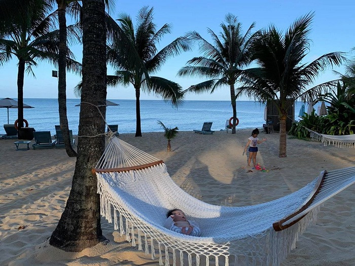 Em bé Hà Nội được bố mẹ cho đi du lịch Phú Quốc trong mùa dịch.