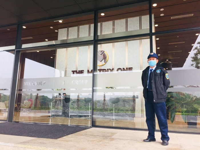 Bảo vệ nghiêm túc thực hiện việc đeo khẩu trang 24/24 khi trực tại nhà mẫu.