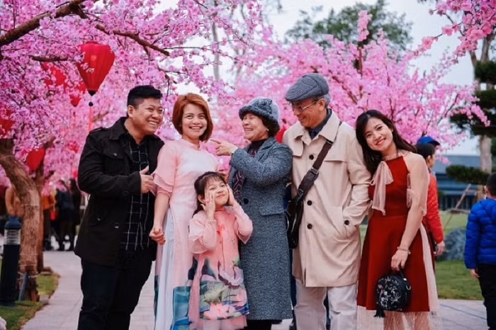 Nụ cười hạnh phúc của cư dân khi tham gia lễ hội hoa Xuân tại Vinhomes Smart City (Hà Nội).