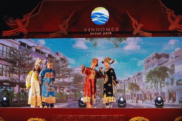 Show diễn “Táo Vinhomes” quy tụ các nghệ sĩ nổi tiếng đã đem đến những giây phút thư giãn đáng nhớ cho khách tham quan.