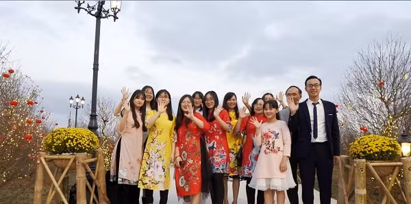 Hơn 50.000 du khách phấn khích vì có được trải nghiệm du xuân độc đáo chưa từng có tại lễ hội hoa xuân quy mô hoành tráng, sánh ngang với các lễ hội hoa lớn trên thế giới.