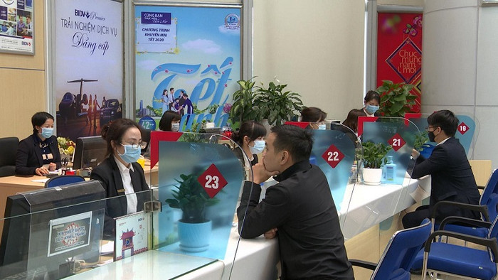 Ngân hàng trang bị khẩu trang cho giao dịch viên để phòng tránh virus Corona. Ngân hàng trang bị khẩu trang cho giao dịch viên để phòng tránh virus Corona.