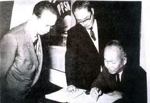 Giáo sư Hồ Đắc Di, giáo sư Tôn Thất Tùng và Bộ trưởng Y tế Phạm Ngọc Thạch - những tên tuổi lớn của y học Việt Nam sau ngày Hà Nội giải phóng. (Ảnh: Tư liệu TTXVN)