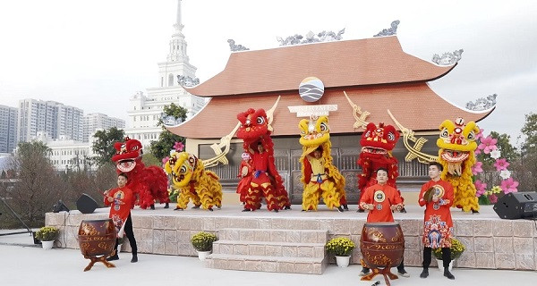 Tiết mục múa lân sư rồng là điểm nhấn của lễ hội đường phố - một trong những chương trình đặc sắc hấp dẫn đông đảo du khách.