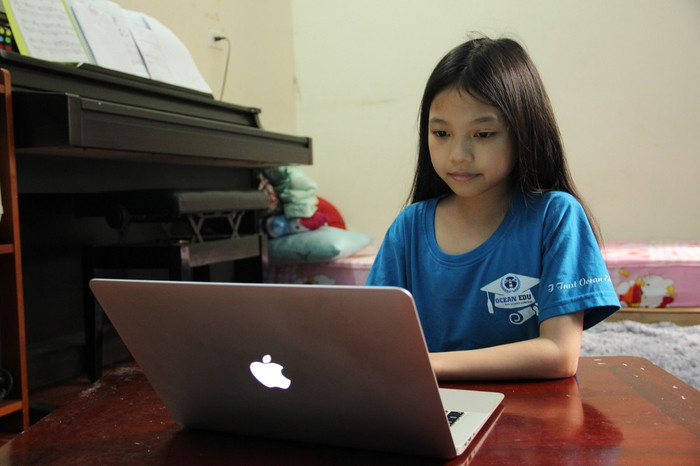 Học sinh Ocean Edu học tiếng Anh trực tuyến tại nhà với giáo viên nước ngoài. Học sinh Ocean Edu học tiếng Anh trực tuyến tại nhà với giáo viên nước ngoài.