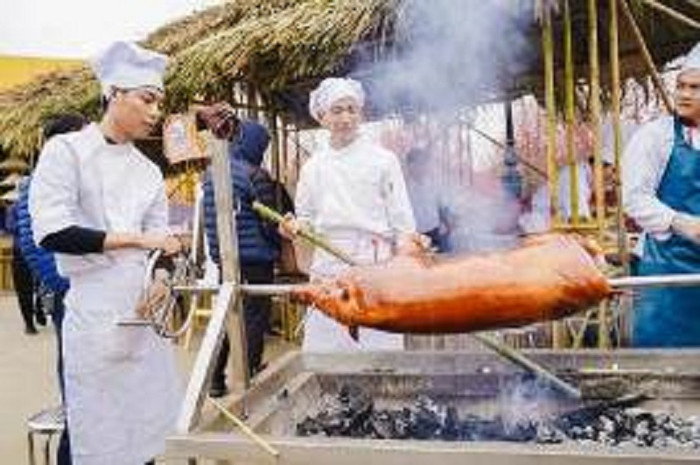 Lễ hội hoa Xuân Vinhomes độc đáo với điểm nhấn là những món đặc sản ba miền chuẩn vị được chế biến, chuẩn bị bởi chính tay các nghệ nhân danh tiếng nhất cả nước.