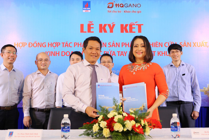 Ông Phan Minh Quốc Bình - Phó Viện trưởng VPI và bà Huỳnh Tiến Hạnh - Giám đốc HQGANO đại diện 2 đơn vị ký kết Hợp đồng hợp tác phát triển sản phẩm VPI-GEL. Ông Phan Minh Quốc Bình - Phó Viện trưởng VPI và bà Huỳnh Tiến Hạnh - Giám đốc HQGANO đại diện 2 đơn vị ký kết Hợp đồng hợp tác phát triển sản phẩm VPI-GEL.