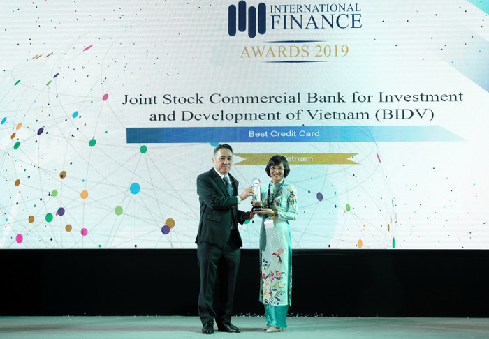 Đại diện BIDV nhận giải thưởng Best Credit Card 2019. Đại diện BIDV nhận giải thưởng Best Credit Card 2019.