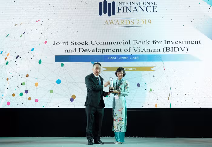 Đại diện BIDV nhận giải thưởng Best Credit Card 2019.