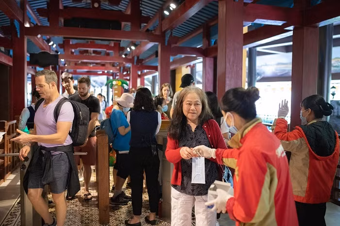 Nhân viên tại Bà Nà Hills phát khẩu trang miễn phí và hướng dẫn du khách đeo khẩu trang đúng cách. Nhân viên tại Bà Nà Hills phát khẩu trang miễn phí và hướng dẫn du khách đeo khẩu trang đúng cách.