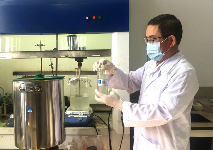 Sản xuất nước rửa tay khô sát khuẩn chống dịch do virus corona. Sản xuất nước rửa tay khô sát khuẩn chống dịch do virus corona.