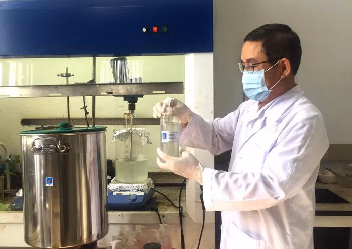 VPI sản xuất nước rửa tay khô sát khuẩn phòng dịch do virus Corona mới.