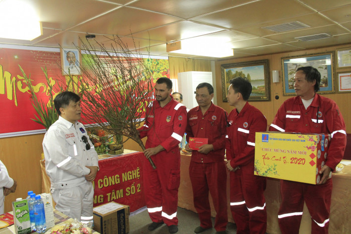 Xuân sớm trên những giàn khoan dầu khí. Xuân sớm trên những giàn khoan dầu khí.