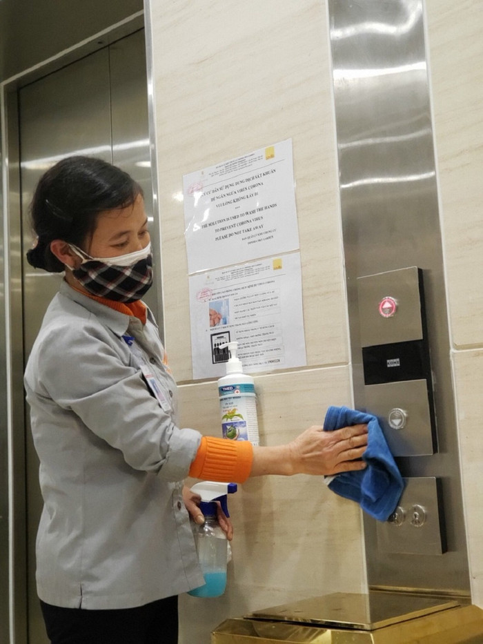 Các chung cư liên tục vệ sinh, lau chùi các nút bấm thang máy bằng dung dịch cồn y tế để ngăn ngừa, chống dịch lây lan.