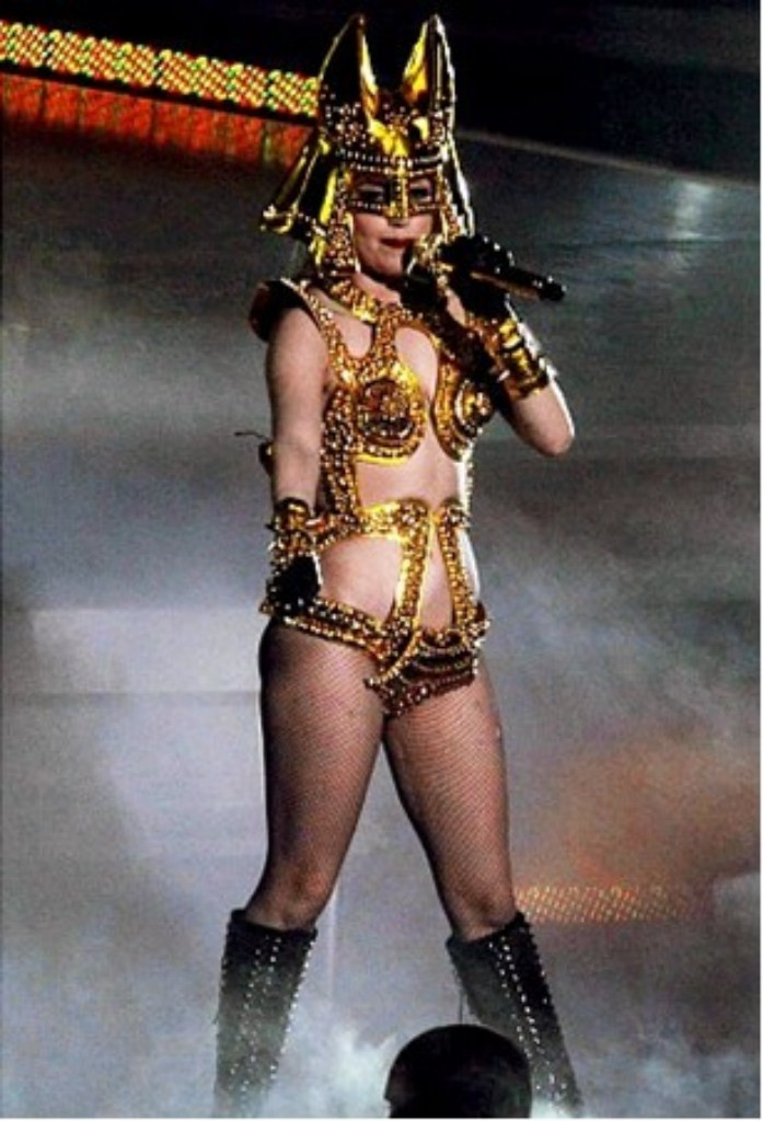 Gaga từng tiết lộ chính mình là người thiết kế hầu hết những bộ đồ mặc trên người và luôn muốn tạo nên một phong cách thời trang khác người.