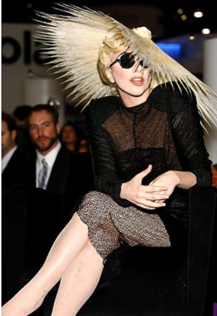 Nổi lên từ ca khúc "Just Dance", cô ca sĩ sinh năm 1986 người Mỹ gốc Ý - Lady Gaga ngoài việc khuynh đảo các bảng xếp hạng âm nhạc tại nhiều quốc gia trên toàn thế giới, còn gây ấn tượng bởi phong cách ăn mặc quái đản của mình.