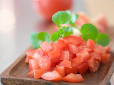 8. Cà chua. Cà chua là loại thực phẩm phổ biến có mặt trong nhiều món ăn ngon nổi tiếng trên khắp lục địa. Cà chua còn góp phần làm cho món ăn hay nước uống có vị ngon và chứa nhiều dinh dưỡng. Ngày nay khoa học đã tạo và chọn lọc nhiều giống cà chua mới không chỉ có tác dụng tốt cho dinh dưỡng mà còn bồi bổ cho sức khỏe con người, ví dụ nó có khả năng hỗ trợ tiêu hóa, nhuận da, bảo vệ tim mạch, phòng ung thư, chống lão hóa, tốt cho người viêm thận Xem thêm: Điểm danh những loại quả chữa trị bệnh "khó nói"