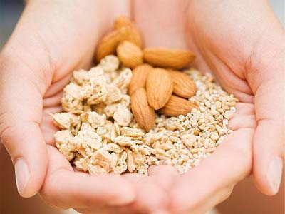 3. Yến mạch. Yến mạch là loại ngũ cốc thơm ngon và giàu dinh dưỡng như protein, chất béo, sắt, kẽm, canxi, magiê, các vitamin nhóm B, axit folic, chất xơ beta – glucan cũng như các chất chống oxy hóa…Ngoài ra trong yến mạch có chứa nhiều enzym thủy phân tinh bột nên rất dễ tiêu hóa. Đây không chỉ là một loại thực phẩm bổ dưỡng mà còn có những công dụng “thần dược” đối với sức khỏe con người: giảm cholesterol, tốt cho hệ tim mạch, giảm nguy cơ tiểu đường và béo phì, chống lại ung thư vú, tăng cường miễn dịch với bệnh, làm đẹp da, tăng cường kích thích tố sinh dục, nhuận tràng... Xem thêm: Điểm danh những loại quả chữa trị bệnh "khó nói"