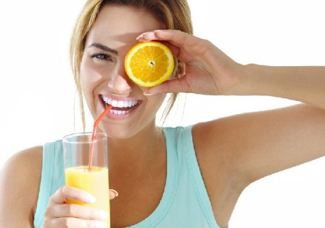 4. Cam. Đặc tính giàu vitamin C của cam giúp ngăn ngừa không sâu răng và các mảng ố bám trên răng để bạn luôn có một hàm răng trắng sạch và chắc khỏe. Để có hàm răng trắng sáng bạn hãy sử dụng vỏ cam là bạn đã có được "một nửa" điều mình mong muốn. Bạn chà nhẹ vỏ cam lên răng và đánh răng lại bằng nước lạnh. 4. Cam. Đặc tính giàu vitamin C của cam giúp ngăn ngừa không sâu răng và các mảng ố bám trên răng để bạn luôn có một hàm răng trắng sạch và chắc khỏe. Để có hàm răng trắng sáng bạn hãy sử dụng vỏ cam là bạn đã có được "một nửa" điều mình mong muốn. Bạn chà nhẹ vỏ cam lên răng và đánh răng lại bằng nước lạnh.