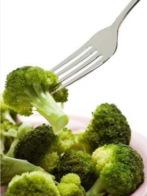 2. Súp lơ. Theo các nhà dinh dưỡng, súp lơ xanh có nhiều chất dinh dưỡng tốt cho sức khỏe và có thể ngăn ngừa được nhiều căn bệnh như: tim mạch, ung thư tuyến tiền liệt, ung thư bàng quang, viêm loét dạ dày, tắc nghẽn phổi mãn tính. Ngoài ra, ăn súp lơ xanh thường xuyên sẽ làm giảm nguy cơ mắc các bệnh tim mạch vì nó bổ sung các chất giúp tăng cường những protein bảo vệ tim có tên là thioredoxin. Súp lơ xanh giúp cải thiện hệ miễn dịch ở người có tuổi và làm chậm quá trình lão hóa. Chất sulforaphan trong súp lơ có khả năng hoạt hoá những gen và enzym chống oxy hoá trong tế bào miễn dịch, ngăn cản các gốc tự do hủy hoại tế bào. Xem thêm: Điểm danh những loại quả chữa trị bệnh "khó nói"