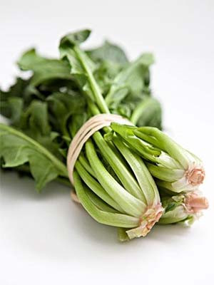 6. Rau chân vịt. Rau chân vịt còn gọi là cải bó xôi hay rau bina có nhiều lợi ích đối với sức khỏe mà có thể bạn chưa hề biết. Rau chân vịt chứa nhiều vitamin thiết yếu đối với cơ thể như: A, K, D, E và một loạt các khoáng chất. Các nhà nghiên cứu đã xác định được hơn 10 hợp chất flavonoid khác nhau trong rau chân vịt có chức năng như chất chống viêm và chống ung thư. Cũng trong một nghiên cứu gần đây cho biết, ăn rau chân vịt có thể hạn chế được nguy cơ mắc ung thư tuyến tiền liệt. Bên cạnh đó, nó còn làm hạn chế béo phì, bảo vệ mắt và làm chắc xương. Xem thêm: Điểm danh những loại quả chữa trị bệnh "khó nói"