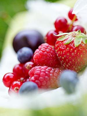 1. Dâu tây. Hầu hết các loại dâu trên thế giới đều rất giàu các viatmin và khoáng chất thiết yếu. Dâu tây chứa rất nhiều vitamin C và man-gan, bên cạnh đó còn có I-ốt, chất xơ, các vitamin B, những khoáng chất như kali, folate và các a-xít béo omega 3. Trong phần thịt của quả dâu tây có các loại sinh tố A, B1, B2 và đặc biệt là lượng sinh tố C khá cao, hơn cả cam, dưa hấu (một chén dâu tây cung cấp 136% nhu cầu vitamin C mà cơ thể cần mỗi ngày). Đây là tính ưu việt của quả dâu tây giúp tăng sức đề kháng chống nhiễm trùng, nhiễm độc, cảm cúm và chống stress, lão hóa (oxy hóa). Xem thêm: Điểm danh những loại quả chữa trị bệnh "khó nói"