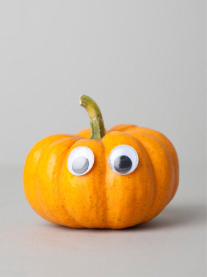 5. Bí ngô. Bí ngô thuộc gia đình nhà họ bầu bí, thường có màu cam hoặc vàng. Màu sắc càng đậm thì lượng beta-carotene trong bí càng dồi dào. Bí ngô là thực phẩm giàu dưỡng chất, mang lại nhiều lợi ích cho sức khỏe. Ngay cả hạt bí ngô cũng đã được chứng minh là có công dụng chữa trị nhiều căn bệnh. Những chất dinh dưỡng có trong quả bí ngô bao gồm: beta-carotene, kali, các loại vitamin A, C, E, folate, ma-giê, man-gan, kẽm, niacin, can-xi, chất xơ, carbohydrate, se-len, sắt, protein và calo có khả năng làm giảm nguy cơ của các cơn đột quỵ, làm chậm quá trình lão hóa, ngăn ngừa bệnh đục thủy tinh thể, giúp tăng cường hệ miễn dịch, bảo vệ cơ thể chống lại sự viêm nhiễm và các loại vi-rút. Xem thêm: Điểm danh những loại quả chữa trị bệnh "khó nói"