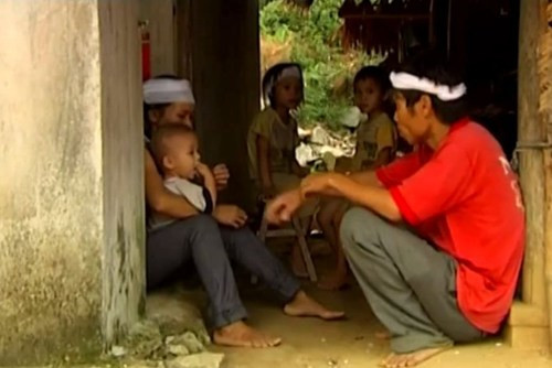 Ba đứa em của bé Phạm Thị Nhung cũng thường xuyên phải nhịn đói. Ba đứa em của bé Phạm Thị Nhung cũng thường xuyên phải nhịn đói.