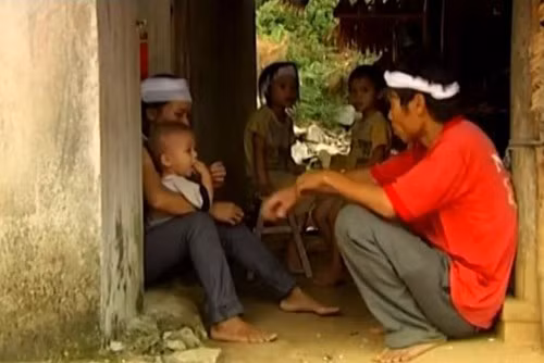 Ba đứa em của bé Phạm Thị Nhung cũng thường xuyên phải nhịn đói.