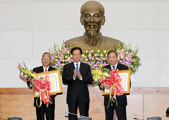 Thủ tướng Nguyễn Tấn Dũng trao Huân chương Hồ Chí Minh cho nguyên Phó Thủ tướng Trương Vĩnh Trọng và nguyên Phó Thủ tướng Phạm Gia Khiêm. Thủ tướng Nguyễn Tấn Dũng trao Huân chương Hồ Chí Minh cho nguyên Phó Thủ tướng Trương Vĩnh Trọng và nguyên Phó Thủ tướng Phạm Gia Khiêm.