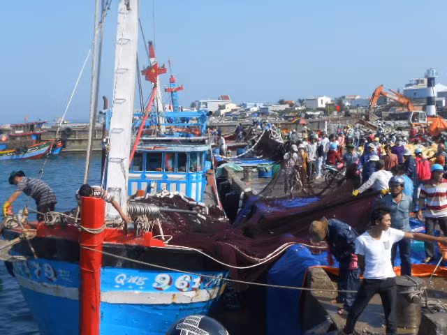 Nhiều tàu cá của ngư dân Việt Nam bị tàu Trung Quốc gây hấn, phá hoại ngay trên vùng biển Việt Nam.