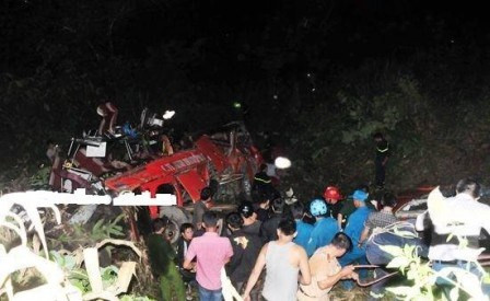 Vụ tai nạn nghiêm trọng tại Bát Xát (Lào Cai) khiến 41 người thiệt mạng, 12 người bị thương. Vụ tai nạn nghiêm trọng tại Bát Xát (Lào Cai) khiến 41 người thiệt mạng, 12 người bị thương.
