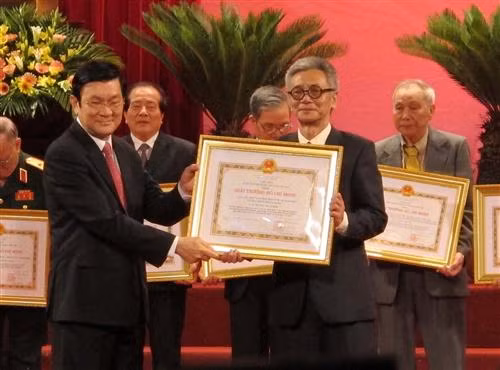 Chủ tịch Nước Trương Tấn Sang (bìa trái) trao Giải thưởng Hồ Chí Minh cho Nhà văn Đỗ Chu.