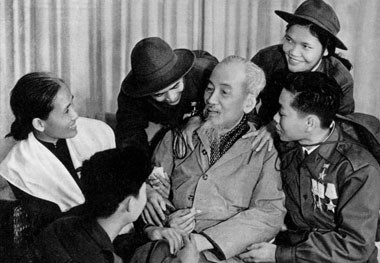 Đoàn đại biểu anh hùng chiến sĩ thi đua Quân giải phóng đầu tiên đến chào Bác Hồ (1963). Đoàn đại biểu anh hùng chiến sĩ thi đua Quân giải phóng đầu tiên đến chào Bác Hồ (1963).