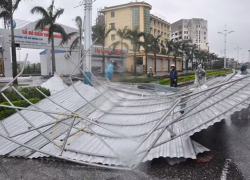 Bão làm tốc nhiều mái tôn và các cửa hàng tạp hóa ở Móng Cái (Quảng Ninh). Hệ thống điện bị tê liệt từ đêm 16/9. Ảnh TNO.