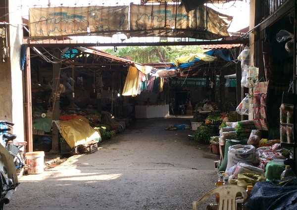 Những người dân nghèo hàng ngày ngồi trong những tấm lán lụp xụp, kiếm từng đồng bạc lẻ nuôi con ăn học đã bị chèn ép bắt đầu từ quyết định của ông Lê Văn Thư. Ảnh: Ngọc Quang. Những người dân nghèo hàng ngày ngồi trong những tấm lán lụp xụp, kiếm từng đồng bạc lẻ nuôi con ăn học đã bị chèn ép bắt đầu từ quyết định của ông Lê Văn Thư. Ảnh: Ngọc Quang.
