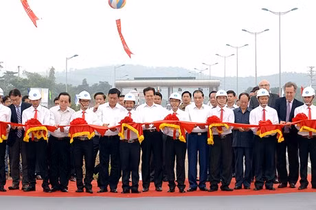 Thủ tướng Nguyễn Tấn Dũng và đại diện các Bộ, ngành, địa phương cắt băng thông xe tuyến đường cao tốc Nội Bài-Lào Cai. Ảnh: VGP.