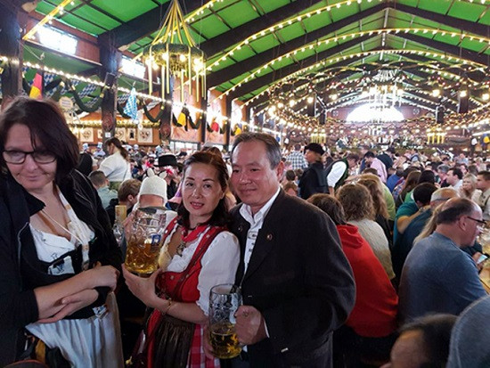 Chen chúc mua bia trong “Hội bia ở Munich”.